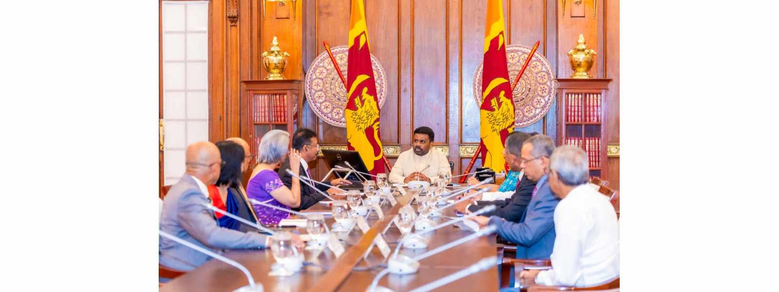ජනපති සහ තානාපතිවරුන් පිරිසක් අතර හමුවීමක්..